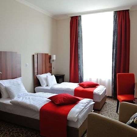 Corner Hotel & Kavehaz Dunaújváros Εξωτερικό φωτογραφία