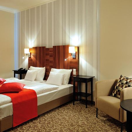 Corner Hotel & Kavehaz Dunaújváros Εξωτερικό φωτογραφία