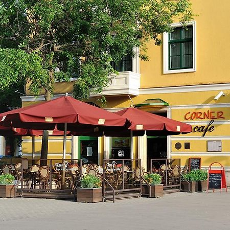 Corner Hotel & Kavehaz Dunaújváros Εξωτερικό φωτογραφία