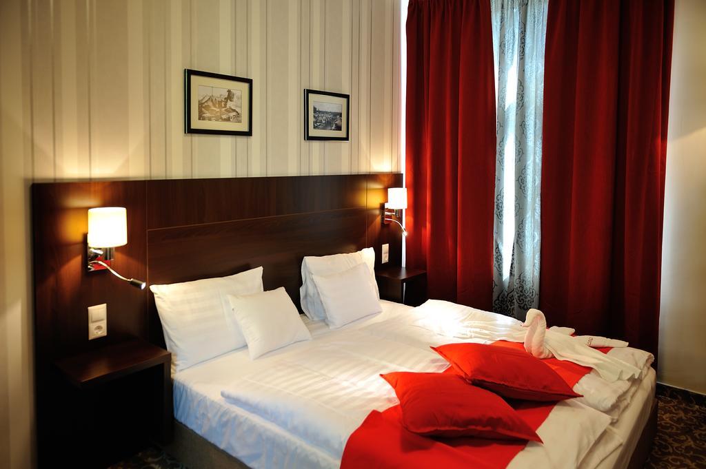 Corner Hotel & Kavehaz Dunaújváros Εξωτερικό φωτογραφία