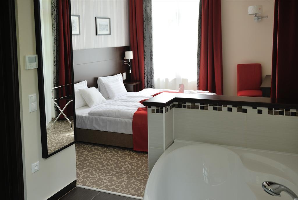 Corner Hotel & Kavehaz Dunaújváros Δωμάτιο φωτογραφία