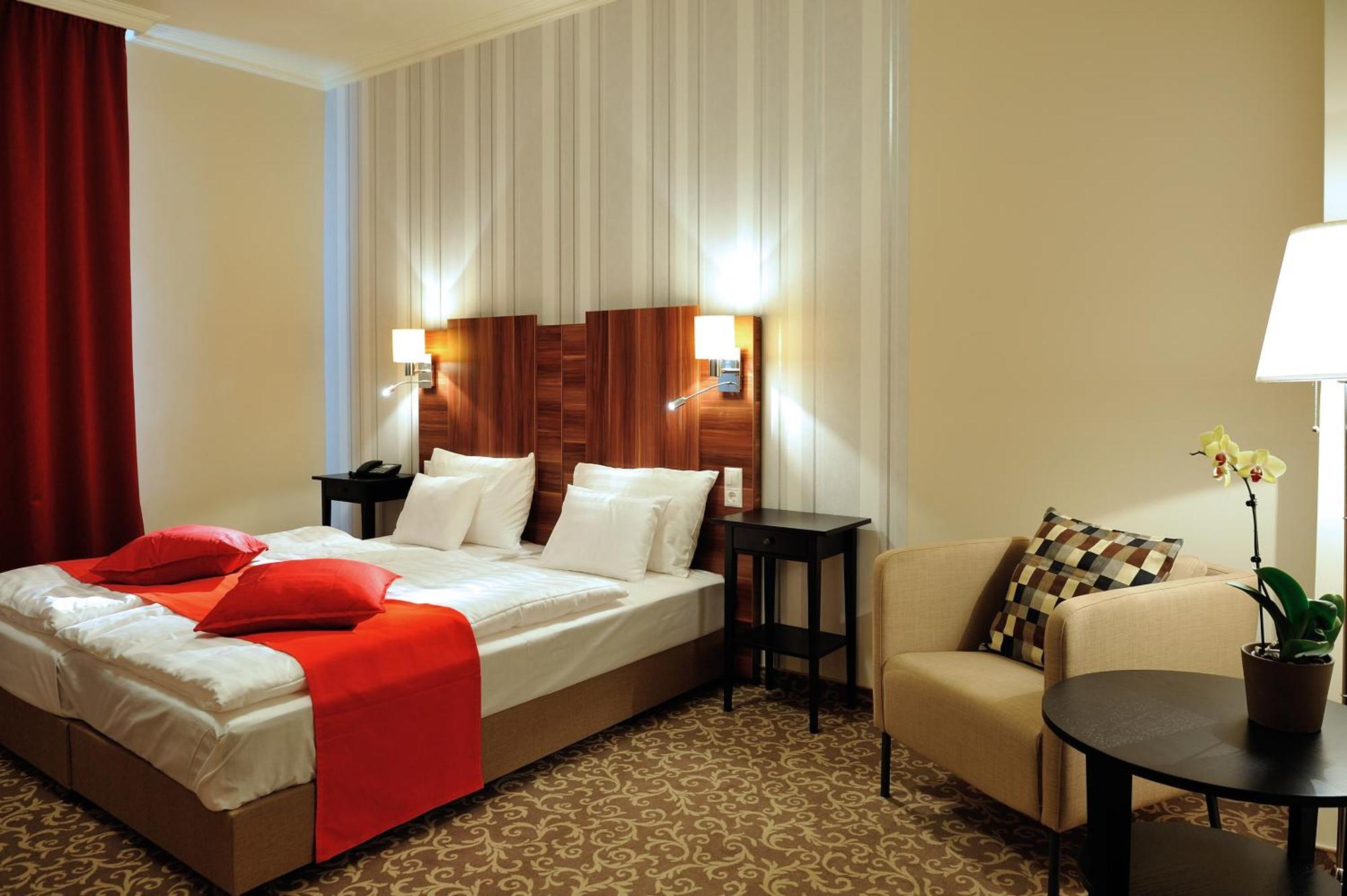 Corner Hotel & Kavehaz Dunaújváros Εξωτερικό φωτογραφία